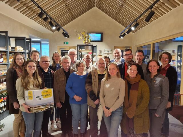 Bild 1: Bgm. Christian Frank (LEADER), DI Christine Filipp (LEADER), Caroline Fribert (LEADER), zusammen mit den PAG-Interessentinnen und Interessenten | Foto: LEADER