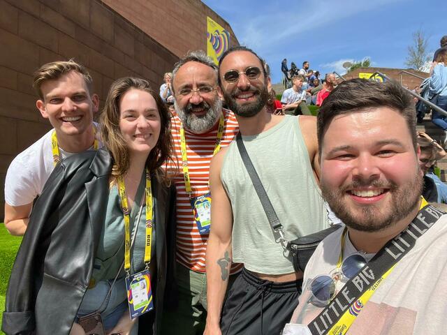 ... ohne Conchita kein ESC: Tom Neuwirth genoss die Sonne am Wochenende in Liverpool.  Da nutzen meine Kollegen aus Österreich und der Schweiz sowie ich die Gunst der Stunde und posierten mit dem "Rise Like A Phoenix"-Star.  | Foto: Michel Imhof