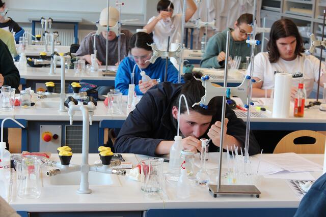 Beim Landesbewerb der 49. Chemieolympiade in Tamsweg: Felix Dorfer beim Praxisbewerb. | Foto: Bundesgymnasium Tamsweg