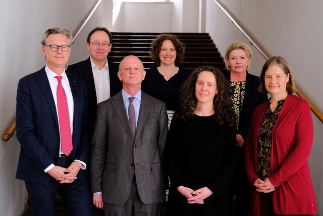 v.l.n.r.: Dr. Johannes Hörl, Prof. Dr. Klement Tockner, Univ.-Prof. Dr. Ewald Wiederin, Mag.a Melina Schneider, Dr.in Marianne Schulze, MMag.a Dr.in Gabriele Ambros und Prof.in Dr.in Miranda Schreurs. | Foto: Simon Haigermoser