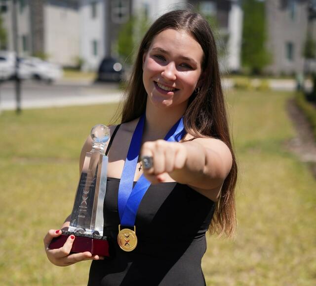 Weltmeisterin: Klara Knechtel darf sich gemeinsam mit dem österreichischen Nationalteam über den Cheerleading WM-Titel freuen. | Foto: Privat