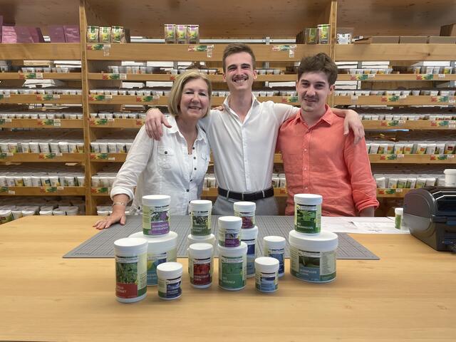 Doris Ehrenberger, Paul Ebert, Benjamin Ehrenberger (v.l.): Die Ehrenberger-Produkte sind nun über Anatis Naturprodukte erhältlich. | Foto: Elisabeth Kloiber