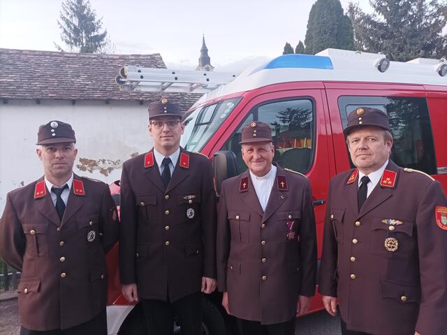 Feuerwehrkurat Stephan Schnizer (2.v.r) zelebrierte die Floriani Messe. | Foto: arbes
