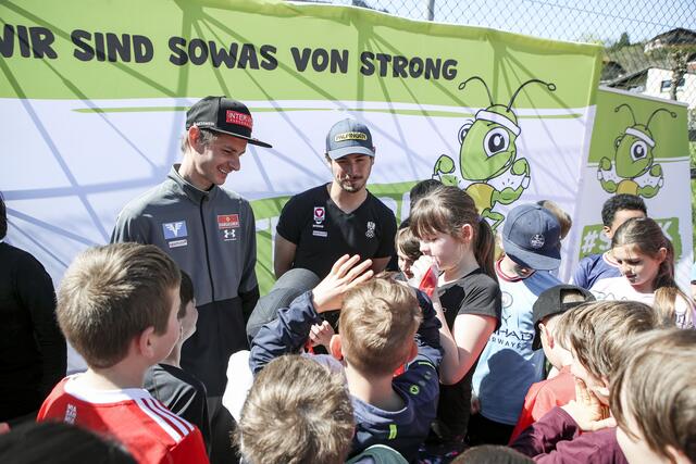 Für die Sporthilfe unterwegs, um die Freude an Bewegung neu zu entfachen: Manuel Fettner und Lorenz Koller besuchten dafür auch die VS Steinach | Foto: GEPA/Sporthilfe