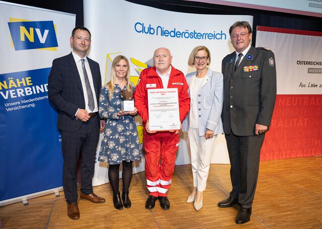 NÖ Freiwilligen Preis „Henri“ in der Kategorie „Einzelperson“: Club Niederösterreich-Präsident Paul Nemecek (links), Bruno Hoffmann (Bildmitte), Landeshauptfrau Johanna Mikl-Leitner und Rotkreuz-Präsident General Josef Schmoll (rechts) | Foto: NLK Pfeffer