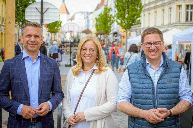 Der Soziallandesrat Wolfgang Hattmannsdorfer, die Sozialreferentin Christa Raggl-Mühlberger und der Bürgermeister Andreas Rabl (v.l.) besuchten den Welser Tag der Inklusion. | Foto: Rene Hauser