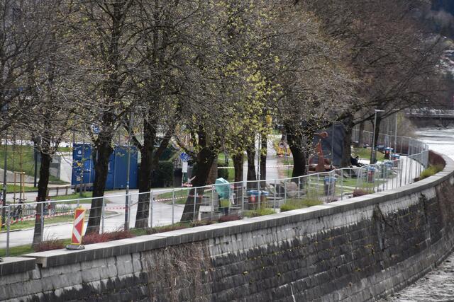 Die Sanierung der Hochwassermauer hat noch einige politische Hürden zu nehmen.  | Foto: BezirksBlätter