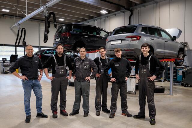 Blick hinter die Kulissen: Das Team im ŠKODA-Zentrum präsentiert die modernen Anlagen in der Werkstätte. | Foto: Tom Berner Fotografie