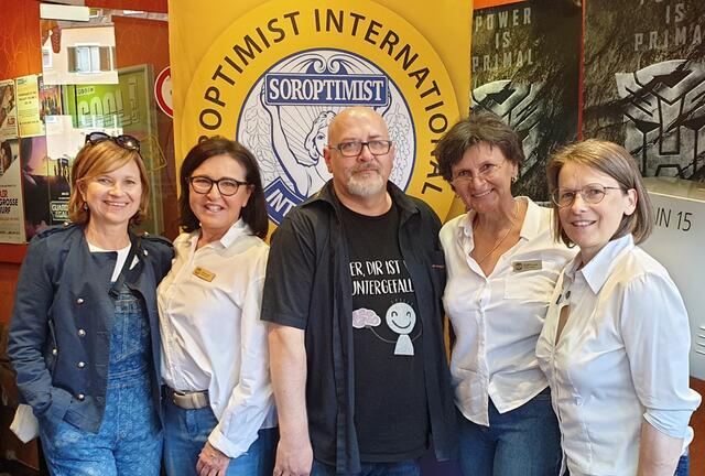 Von Links: Margit Baumhakel, Susi Mayer-Hahn, Michael Fruhmann (Diesel Kino) Präsidentin Brigitte Hernach und Petra Harkamp.  | Foto: Brigitte Gady