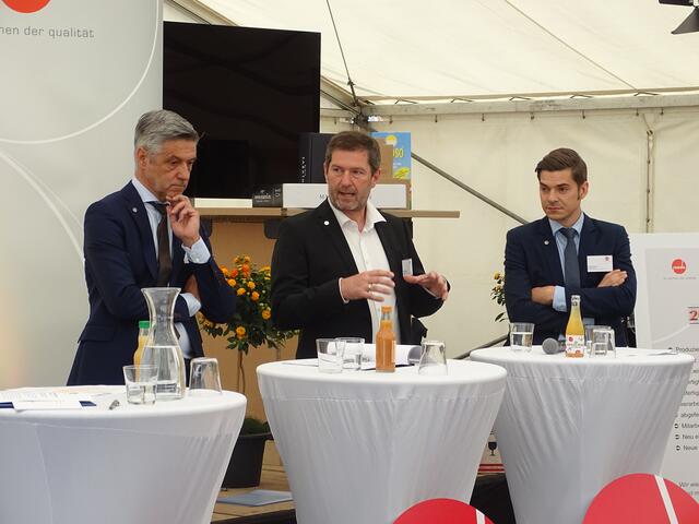 V.l.n.r: Hubert Marte (Vorstandsvorsitzender Ganahl AG), Udo Nachbaur (Technikvorstand Ganahl AG), Robert Posch (Betriebsleiter Rondo St. Ruprecht) | Foto: RegionalMedien Steiermark/Barbara Vorraber