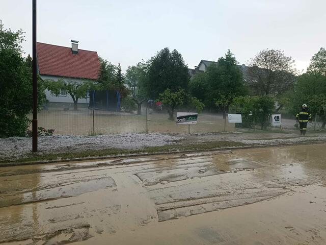 Die Erde wurde beim Starkregen von den Äckern auf die Straßen gespült. | Foto: FPÖ Bad Gleichenberg