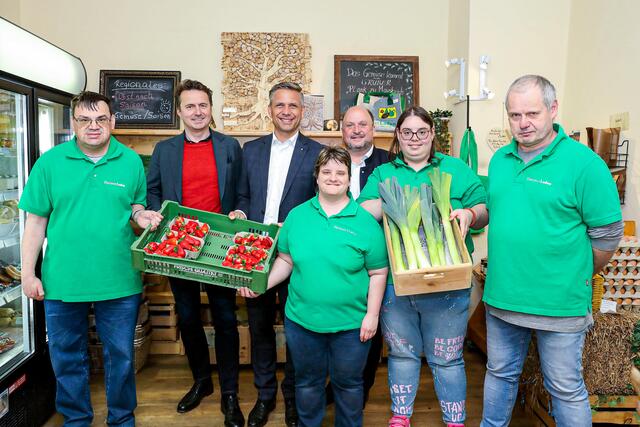 Landesrat Wolfgang Hattmannsdorfer gemeinsam mit Lebenshilfe OÖ Präsident Stefan Hutter (2.v.l.), Ortschef Bernd Schützeneder (3.v.r) und Beschäftigten des Florianer Ladens. | Foto: Land OÖ/Daniel Kauder