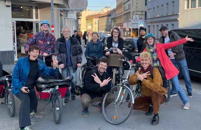 Zirka 30 Personen nahmen an der ersten Raddemo von Links Mariahilf teil. Die nächste soll am 24. Mai folgen.  | Foto: Links Mariahilf