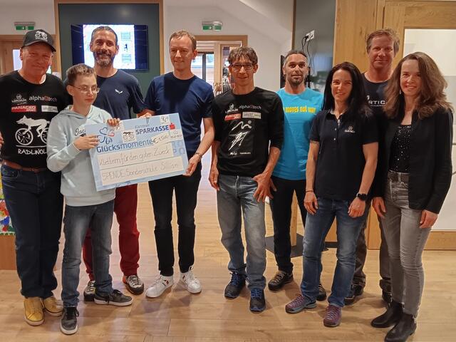 Radlwolf, David (Schüler Georg-Großlercher-Schule), Peter Florian Ortner (KLE-SCH), Markus Kozubowski (Schulleiter Georg-Großlercher-Schule), Michi Kurz, Hannes Lexer (Alpinschule Go-Vertical), Birgit Ortner (KLE-SCH), Simon Wurzer (Alpinschule Go-Vertical), Angelika Lexer (Therapeutin Georg-Großlercher-Schule) (von links) | Foto: Radlwolf