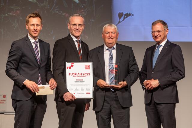 BezirksRundSchau-Chefredakteur Thomas Winkler, OÖ Versicherung-Generaldirektor Othmar Nagl, Bezirkssieger Grieskirchen/Eferding Friedrich Floimayr und Landeshauptmann Thomas Stelzer (v. l.).  | Foto: BRS/Pils