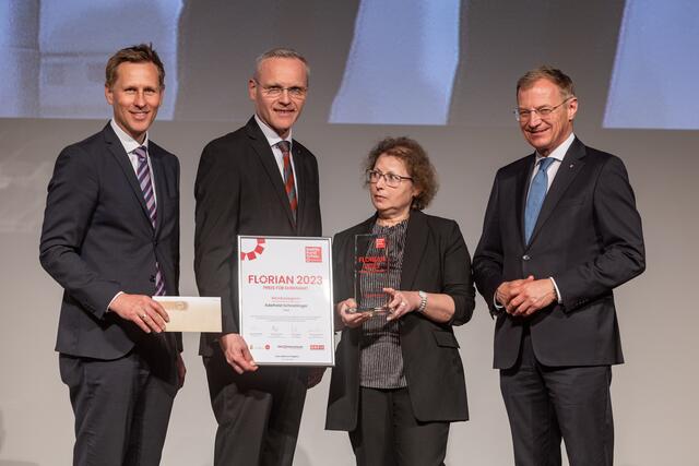 BezirksRundSchau-Chefredakteur Thomas Winkler, OÖ Versicherung-Generaldirektor Othmar Nagl, Bezirkssiegerin Ried Adelheid Schneilinger und Landeshauptmann Thomas Stelzer (v. l.).  | Foto: BRS/Pils