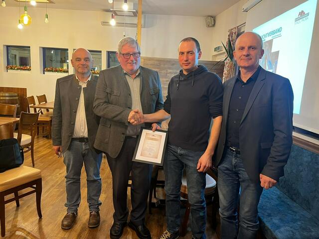 Bezirksobmann Josef Rabengruber gibt nach 20 Jahren seine Funktion an Hannes Kalteis ab, der einstimmig zum Nachfolger gewählt wurde. Im Bild Peter Zechner, Geschäftsführer Pferdezuchtverband, Ehrenbezirksobmann Josef Rabengruber, Hannes Kalteis, Landesobmann Walter Steininger (v.l.).
 | Foto: Margit Obermair