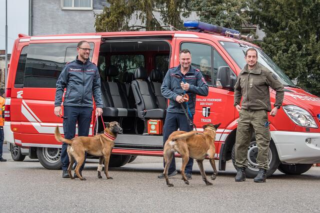 Markus Gruber und Gerald Schmidberger bei der feierlichen Ankunft in der Trauner Feuerwehrzentrale. | Foto: Martin Hauser/FF Traun