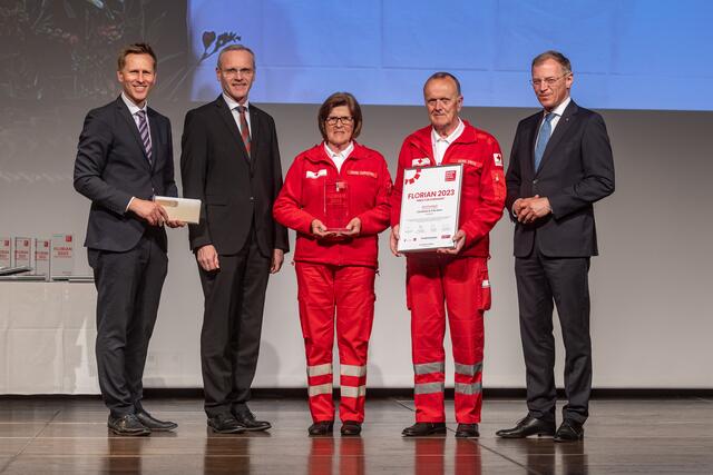BezirksRundSchau-Chefredakteur Thomas Winkler, OÖ Versicherung-Generaldirektor Othmar Nagl, Bezirkssieger Freistadt Christine und Fritz Kern mit Landeshauptmann Thomas Stelzer (v. l.).  | Foto: BRS/Pils