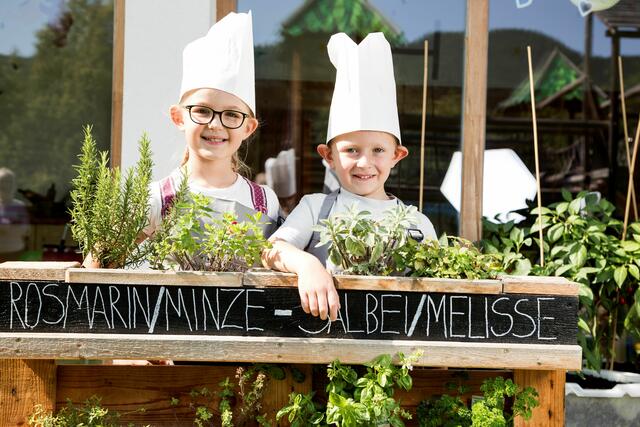 Die kleinen Köche können ihren Burger ganz einfach selbst bauen. | Foto: slowfood.travel