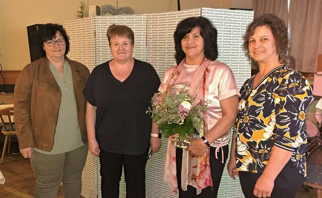 Zwei Obfrau-Stellvertreterinnen stehen der neu gewählten Obfrau zur Seite: Andrea Rauch, Gemeinderätin aus Neumarkt und Anna Prandstetter, Gemeinderätin aus Kefermarkt.
Danke an Maria Besta, Gemeindekontaktperson in Lasberg, für ihre 10-jährige Mitarbeit im Vereinsvorstand. | Foto: SMB Lasberg