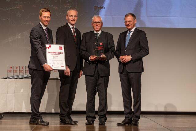 BezirksRundSchau-Chefredakteur Thomas Winkler, OÖ Versicherung-Generaldirektor Othmar Nagl, Bezirkssieger Urfahr-Umgebung Johann Rittenschober und Landeshauptmann Thomas Stelzer (v. l.).  | Foto: BRS/Pils