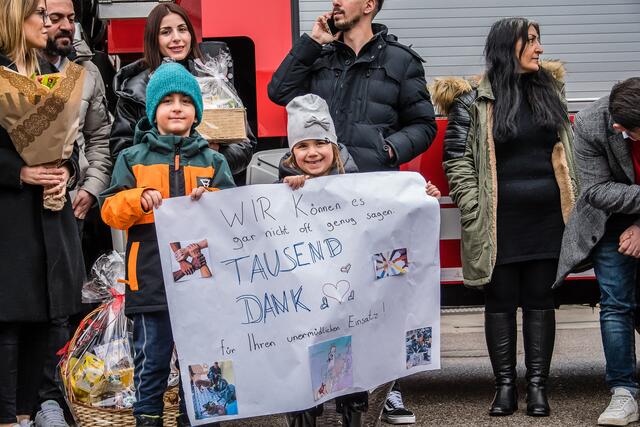 Türkische Community begrüßte die Lebensretter. | Foto: Martins Hauser/FF Traun