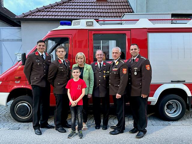 Von links nach rechts: Kdt. Stv. OBI Manuel Rupp, Kdt. HBI Lukas Plank, Kinderfeuerwehrmitglied Matteo Zöchling, Bürgermeisterin Frau Brigitte Lasinger, Vizebürgermeister LM Josef Pluschkovits, Abschnittsfeuerwehrkommandant BR Wolfgang Zöchling-Schlemmer, Kinderbetreuer ASB Christopher Neumayer | Foto: ASB Christopher Neumayer FF-Schönau/Triesting