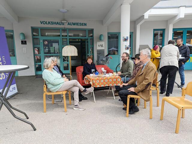 Auf Einladung von Zentrumsleiter Martin Bernecker nahm Vizebürgermeisterin Karin Hörzing (Bildmitte) im mobilen Stadtteilwohnzimmer, auf dem Wüstenrotplatz, Platz. | Foto: Stadtteilzentrum Auwiesen