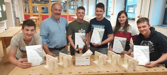 1. Lehrjahr: Emanuel Wurzer, Tischlermeister Martin Gollner, Leo Obererlacher, Andreas Schaller, Magdalena Steidl und Felix Mitteregger (v.l.). | Foto: Holzer/TFBS Lienz
