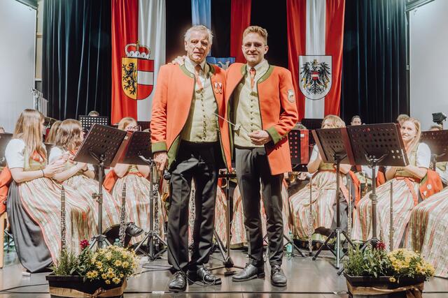 Der Vater übergibt den "Stab" an den Sohn.  | Foto: TMK Bürmoos