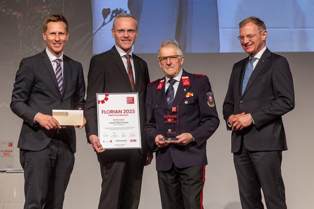 Johann Rittenschober (3. v. l.) gratulierten Chefredakteur Thomas Winkler, Othmar Nagl (OÖ Versicherung und Landeshauptmann Thomas Stelzer (v. l.). | Foto: BezirksRundSchau