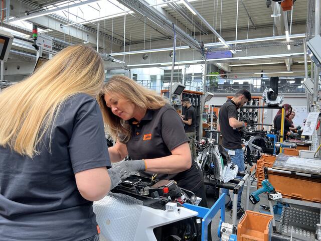 48 Flüchtlinge aus Syrien und der Ukraine verstärken seit Oktober 2022 das Produktionsteam der KTM AG, weiß CFO Viktor Sigl. | Foto: KTM