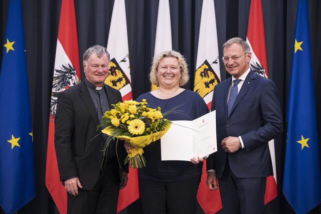 Verein „Fishnet – für Kinder in Afrika“ mit Gründerin Irmgard Edelbauer-Huber aus Kremsmünster, Bischof Manfred Scheuer und Landeshauptmann Thomas Stelzer. | Foto: Land OÖ/Mayrhofer