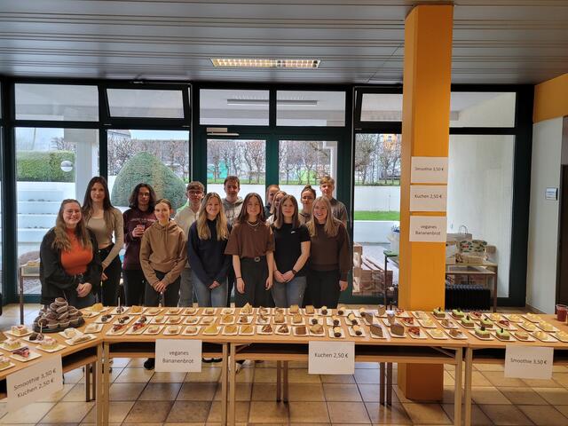 Die Schülerinnen und Schüler der 2B der HAK Zwettl präsentieren das Kuchen- und Smoothiebuffet | Foto: HAK Zwettl