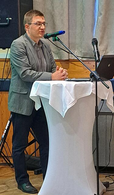 Gerhard Tröbinger, Vorstandsmitglied und KFZ-Referent des SMBs, berichtete über die nötige Neuanschaffung, wie das kürzlich in den Dienst gestellten elektrischen Zustellfahrzeuges. Er bedankt sich bei allen ZustellerInnen für die gute Autopflege und dankt allen Sponsoren, die seit Jahren den Verein mit ihrem finanziellen Beitrag unterstützen. | Foto: SMB Lasberg