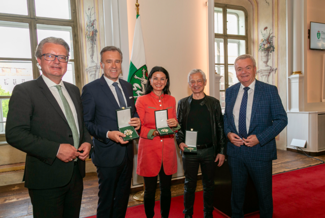 Landeshauptmann Christopher Drexler und LH-Stv. Anton Lang bedankten sich bei Christian Jauk, Sonja Klima und Boris Bukowski für ihre besonderen Leistungen für das allgemeine Wohl, das Ansehen und die Entwicklung des Landes Steiermark. | Foto: Land Steiermark/ Frankl