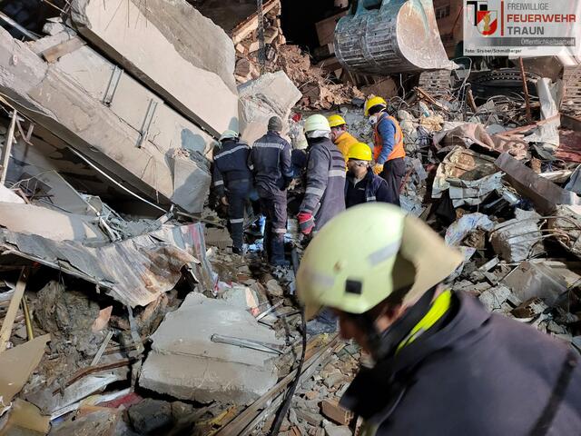 Unter Lebensgefahr begaben sich die Trauner Retter in der Türkei auf die Suche nach Überlebenden. | Foto: FF Traun Gruber/Schmidberger
