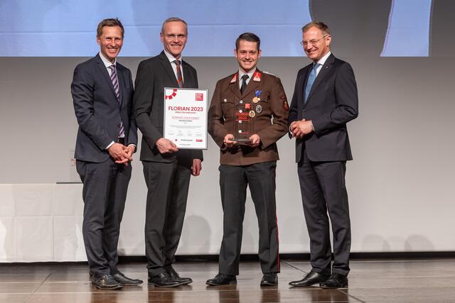 BezirksRundSchau-Chefredakteur Thomas Winkler, OÖ Versicherung-Generaldirektor Othmar Nagl, "Jung &amp; engagiert"-Sonderpreis-Gewinner Gerald Grübler und Landeshauptmann Thomas Stelzer (v. l.).  | Foto: BRS/Pils