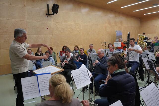 Das Symphonic Wind Orchestra mit ORF-Moderatorin Conny Deutsch (rechts) bei den Proben für die große Aufführung im K.U.L.T in Hof bei Salzburg.  | Foto: Emanuel Hasenauer