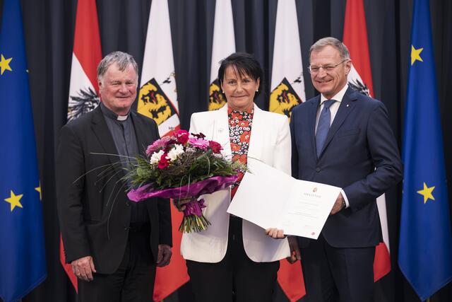 Verein Guardian Hand Projekt mit Obfrau Ilse Kalleitner aus Vöcklabruck, Bischof Manfred Scheuer und Landeshauptmann Thomas Stelzer. | Foto: Land OÖ/Mayrhofer