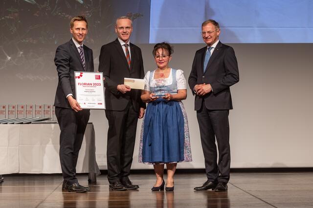 BezirksRundSchau-Chefredakteur Thomas Winkler, OÖ Versicherung-Generaldirektor Othmar Nagl, Bezirkssiegerin Gmunden Raghda Alkabalan und Landeshauptmann Thomas Stelzer (v. l.).  | Foto: BRS/Pils
