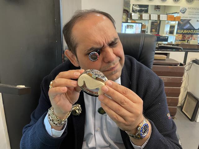 Das geschulte Auge von Antonijevic bei der Arbeit. | Foto: Patricia Hillinger