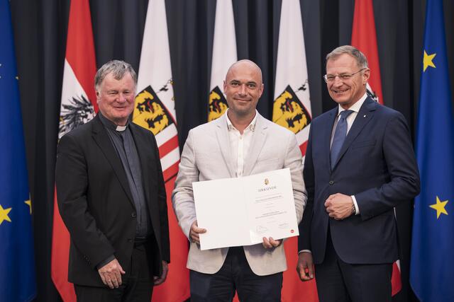 Stefan Köglberger – Geschäftsführer vom Hilfsverein Acakoro – Football for the Future aus Altenberg für das Projekt „ACAKORO“ in Kenia, Bischof Manfred Scheuer und Landeshauptmann Thomas Stelzer. | Foto: Land OÖ/Stinglmayr