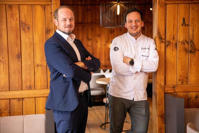 André Frauwallner (l.) und Markus Rath (r.) heißen Gäste als neue Gastgeber im Schlosskeller Südsteiermark herzlich willkommen. | Foto: Schlosskeller Südsteiermark