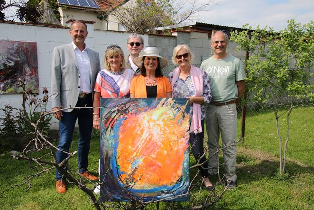 Feierlich wurden die Kunstwerke im Garten präsentiert. 