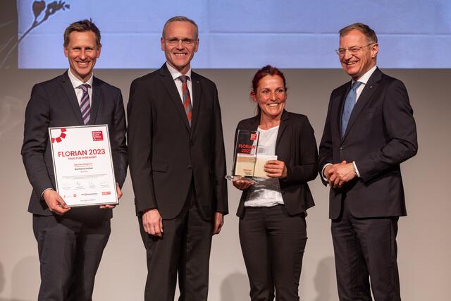 BezirksRundSchau-Chefredakteur Thomas Winkler, OÖ Versicherung-Generaldirektor Othmar Nagl, Bezirkssiegerin Braunau Barbara Huber und Landeshauptmann Thomas Stelzer (v. l.).  | Foto: BRS/Pils