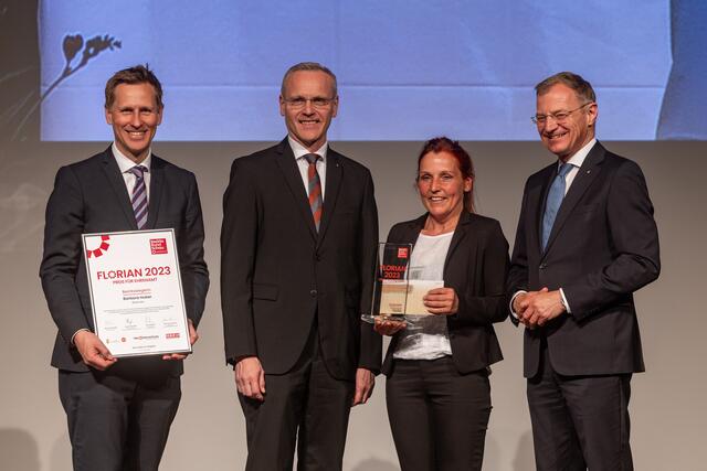 BezirksRundSchau-Chefredakteur Thomas Winkler, OÖ Versicherung-Generaldirektor Othmar Nagl, Bezirkssiegerin Braunau Barbara Huber und Landeshauptmann Thomas Stelzer (v. l.).  | Foto: BRS/Pils