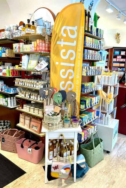 Ab sofort werden in der "Apotheke zum Engel" in Haag am Hausruck besondere Geschenke und Produkte aus den Kreativwerkstätten von Assista in Altenhof verkauft. | Foto: Wolfgang Kühn
