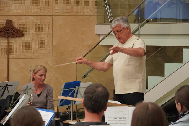 Der musikalische Leiter Lorenz Wagenhofer dirigiert das Symphonic Wind Orchestra. | Foto: Emanuel Hasenauer